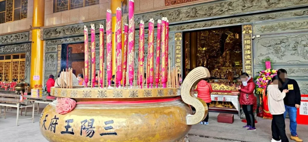 紫南宮金雞可以求財,台中龍井天公廟也能求金龜旺財擋煞 1 台中龍井天公廟:三陽玉府天宮因龍香巨大,在IG上廣為流傳