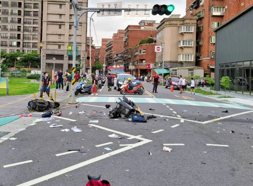 三峽車禍❯7旬駕駛路怒症釀災 3 死 12 傷，里長護航心臟病遭打臉
