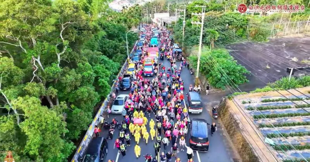 粉紅超跑狠甩頭旗車，白沙屯媽祖近200年首次進南投！信徒哭瘋了