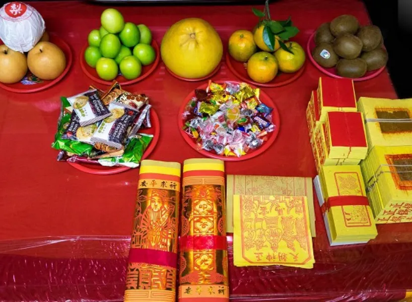 將拜財神爺供品整齊擺放在廟內供桌上