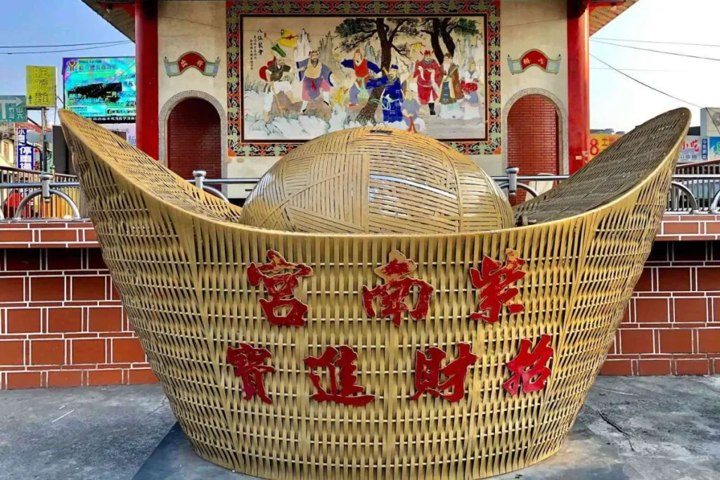 紫南宮是臺灣一座土地公廟，主祀福德正神