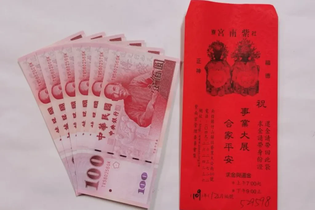 紫南宮發財金是向土地公祈求的「周轉金」，求金者需要向神明擲筊，若第一次聖筊可借$600元，依此類推，最多可借到$600元，最低$100元。